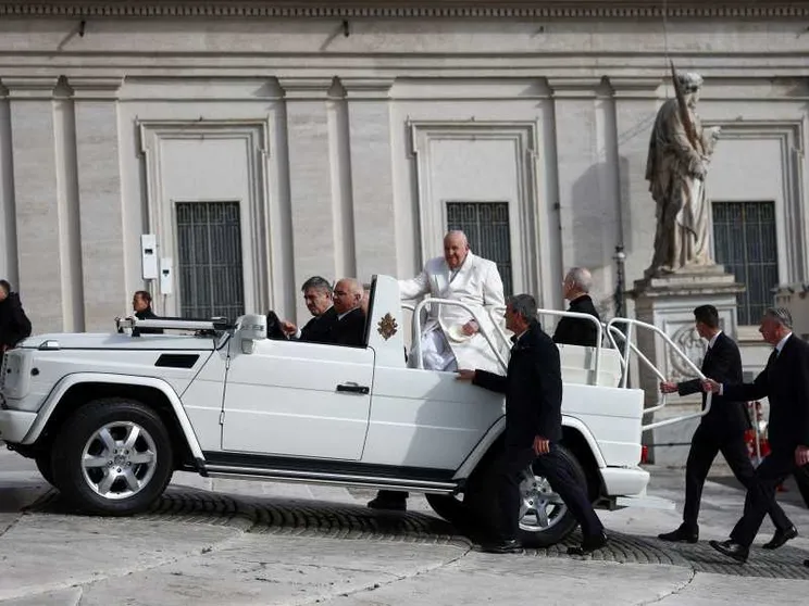 Il Papa: tanti giovani morti in guerra. Mondo deformato, praticare virtù