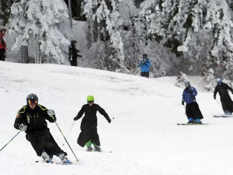Il vescovo Ambrosio (81 anni) ha gareggiato allo slalom gigante per preti