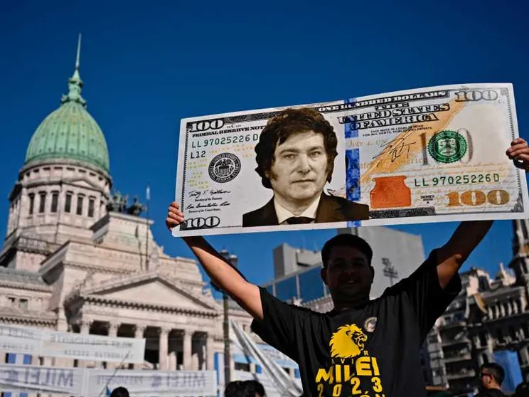 Milei, i cento giorni del Leone con la motosega
