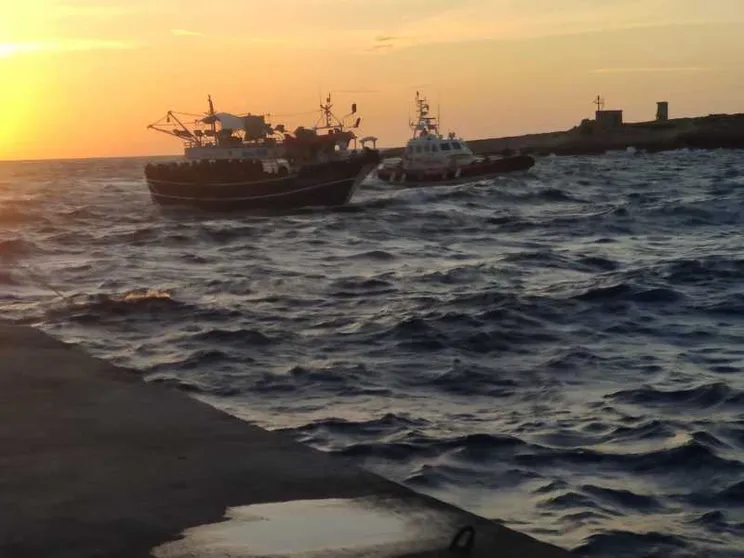Petroliera salva 139 migranti. Ma tre sono dispersi