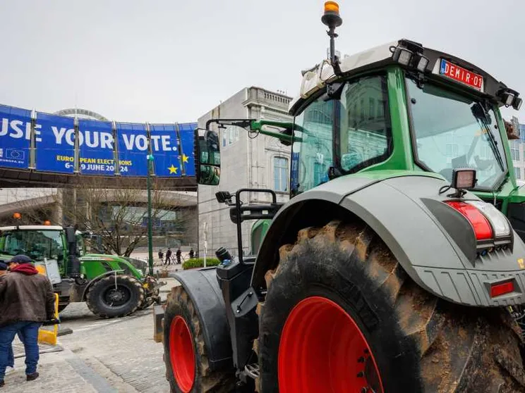 Più deroghe ambientali e meno controlli: prima vittoria per i trattori
