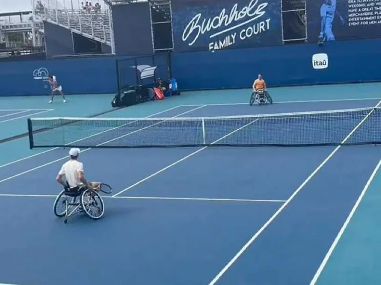 La partita di Sinner in sedia a rotelle col campione Alfie Hewett