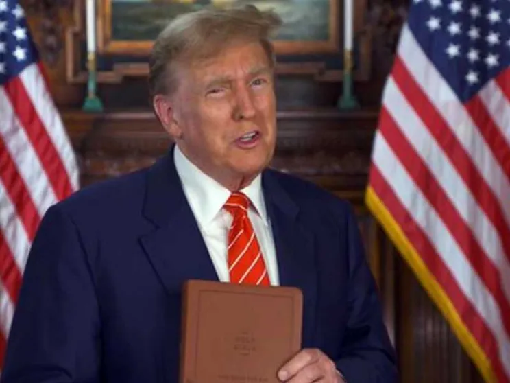 Trump ora si mette a vendere Bibbie “patriottiche”