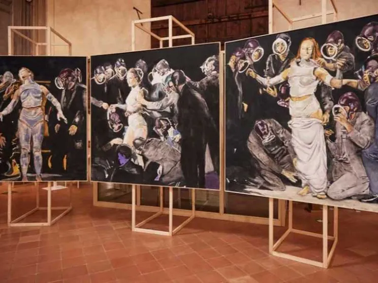 La mostra (non blasfema), le accuse, l'artista accoltellato: cosa è successo