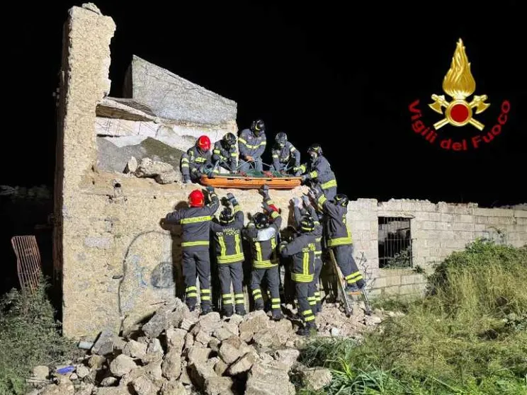 Crolla solaio di casa diroccata: morti due ragazzini. Salvo l'amico
