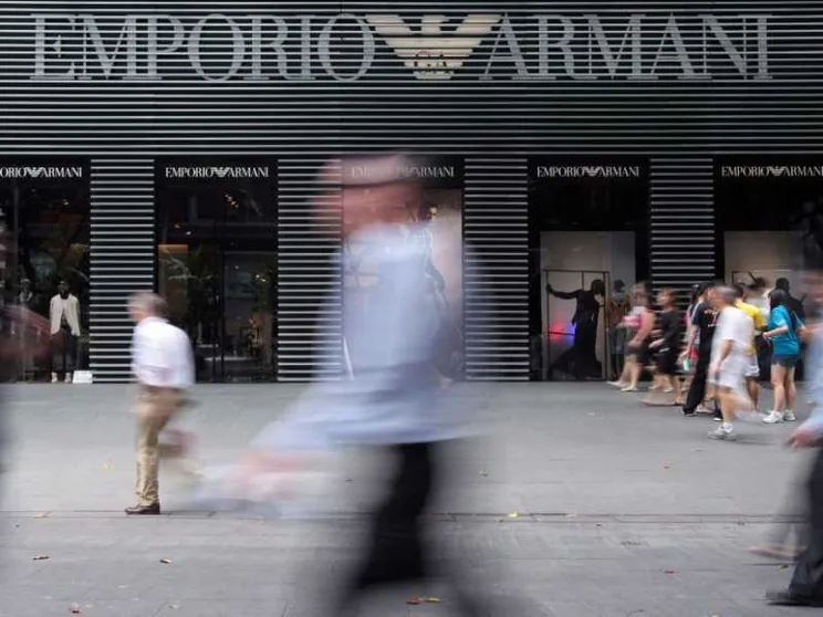 Turni massacranti e sfruttamento, un'altra bufera sulla moda. Tocca ad Armani