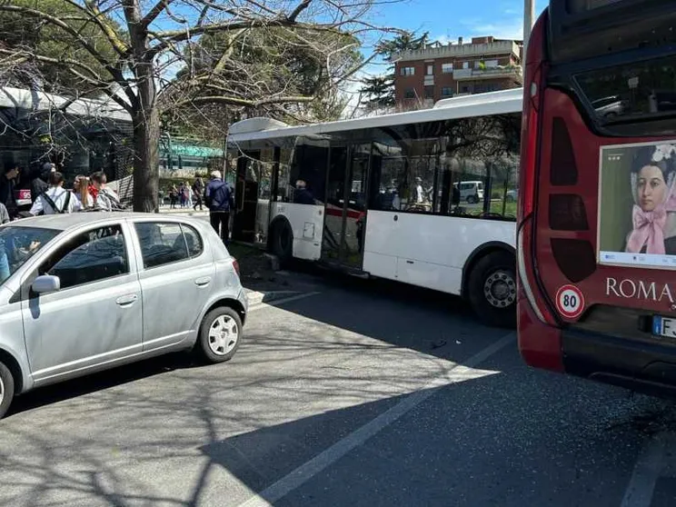 Roma, scontro fra bus: 15 feriti, codice rosso per una bimba di due mesi