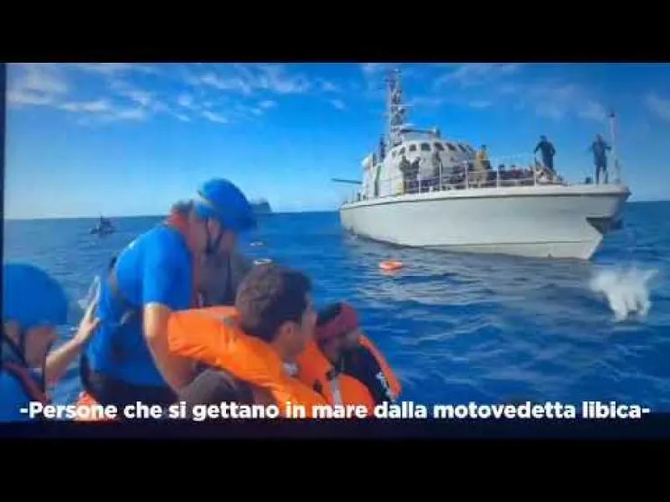 Le urla, i migranti in mare. L’attacco della Guardia costiera libica