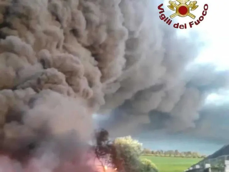 Brucia da stamane discarica abusiva ad Ardea (Roma)