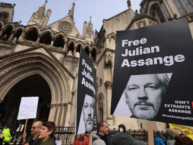 Biden conferma: «Stiamo valutando se far cadere le accuse contro Assange»