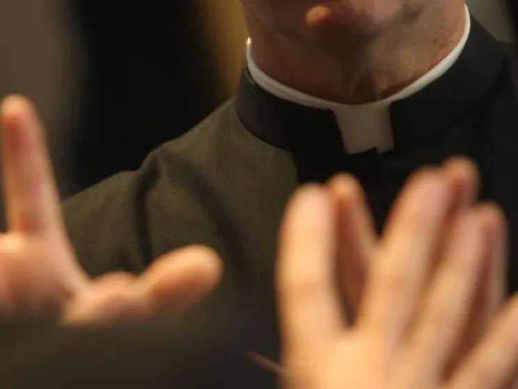 Preti, la relazione affettiva con l'altro sesso? Passa dall'amore celibe