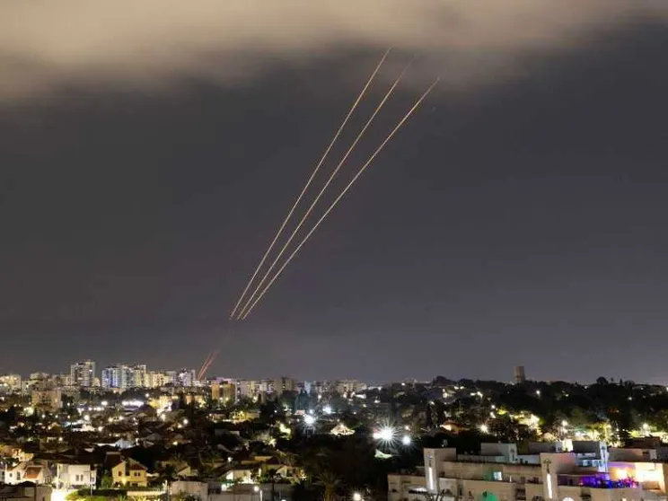 I droni dall'Iran, la difesa, i danni. Pressing su Israele: cautela