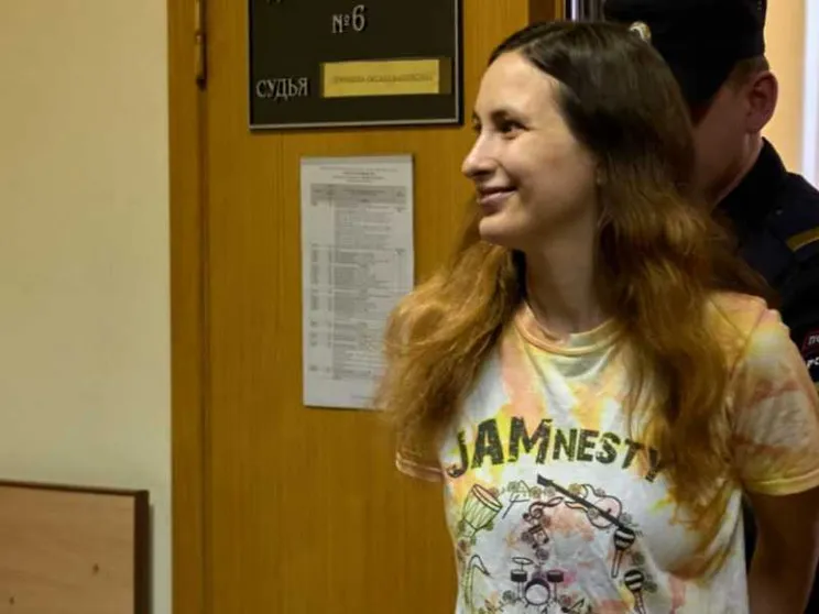 Sette anni per i cartellini anti-guerra. «Mia figlia rischia la morte in cella»