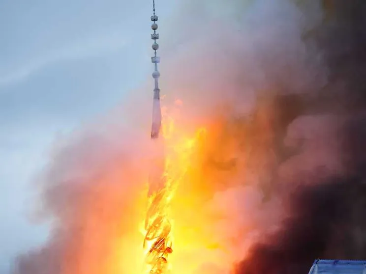 In fiamme la Borsa di Copenaghen. Crolla la storica guglia
