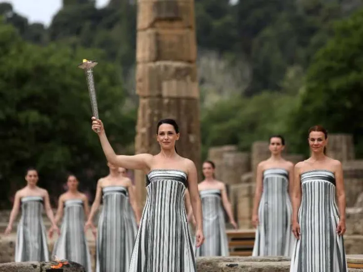 Olimpiadi di Parigi: accesa la fiaccola. Ma la tregua dalle guerre è lontana