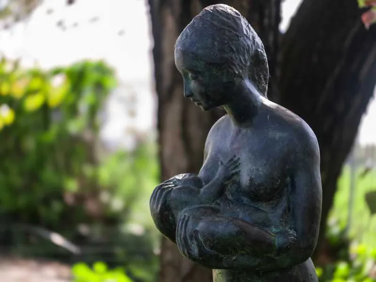 La donna che allatta e la lettera dei pediatri: «La maternità non sia un tabù»