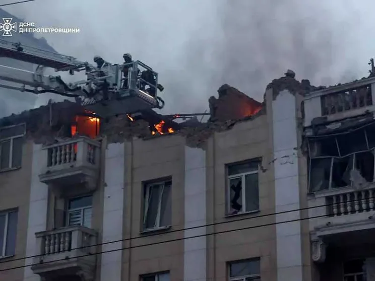 Missili su Dnipro: 9 morti. Precipita un bombardiere russo