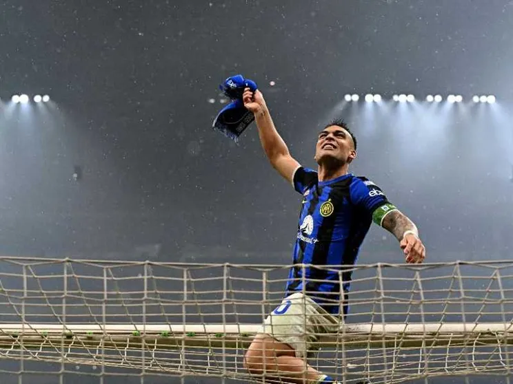 Ballo, canto e recito per la mia Inter... E lo fa anche il mio cane
