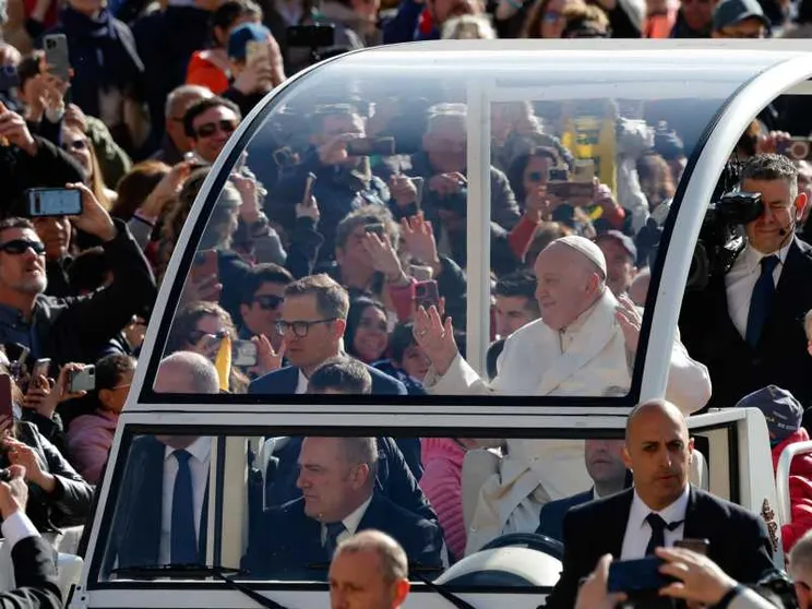 Il Papa: «Fede, speranza e carità per non cadere nella superbia»