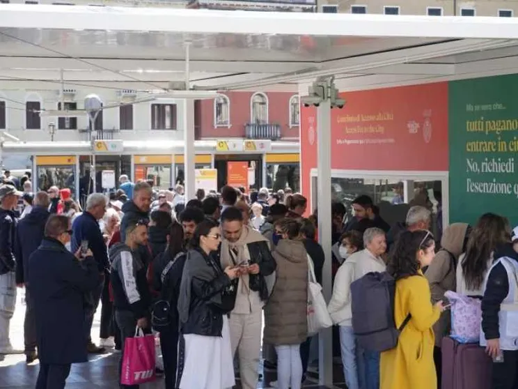 Proteste e controlli nel primo giorno di ticket