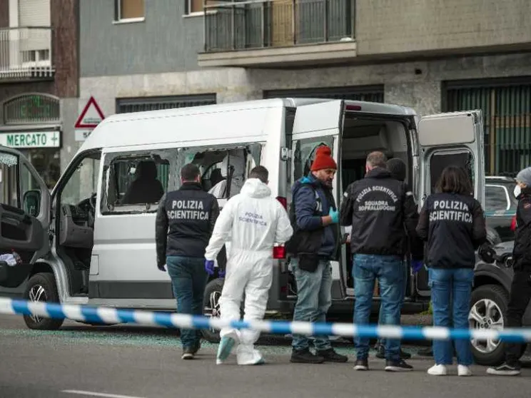 Sparatoria a Milano, diciottenne ucciso in un furgone in periferia