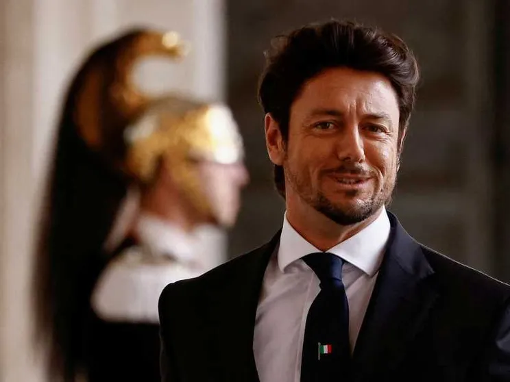 Chi spiava l'auto di Giambruno? Mantovano: «Estranei ai servizi»