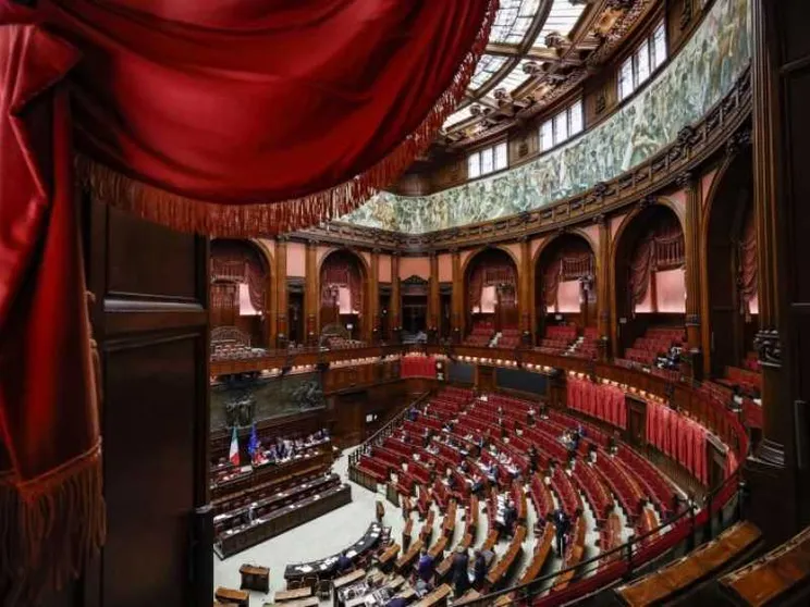 Autonomia, un debutto tra le polemiche. Fontana: garantirò onore della Camera