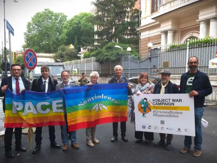 «Dichiariamoci obiettori contro la “chiamata alle armi” del Governo»