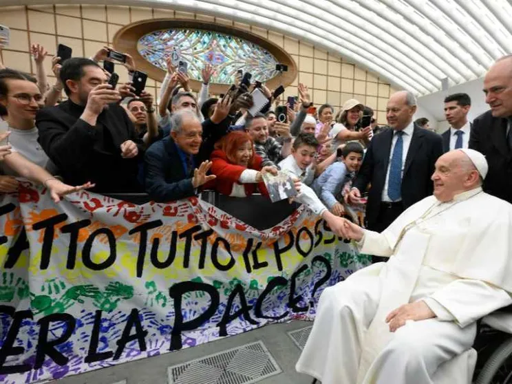 Il Papa: basta investire nelle armi, è terribile guadagnare dalla morte