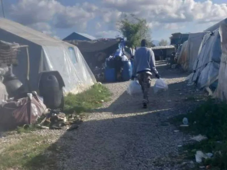 Viaggio nel ghetto dei braccianti. C'è un racket anche per l’acqua calda