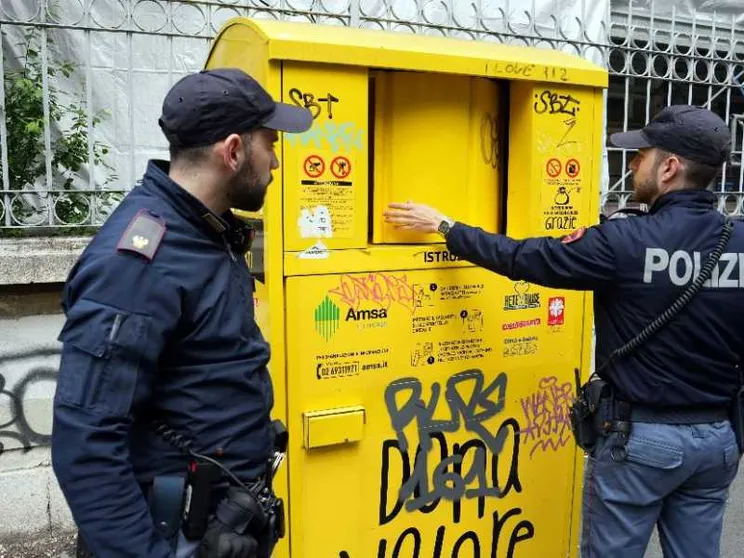 Morire nel cassonetto degli abiti usati per cercare un maglione