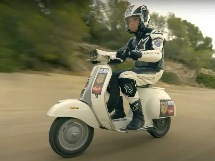A 65 anni in sella a una Vespa 50 per 24 ore: il record di Valerio Boni