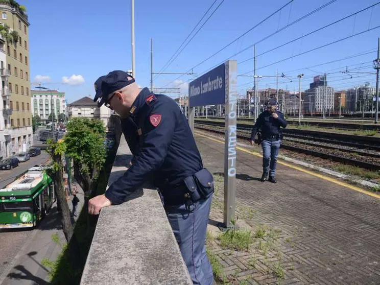Poliziotto accoltellato nella notte a Milano, polemiche sulla sicurezza