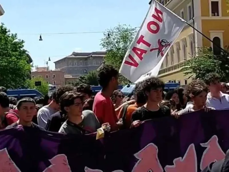 Al corteo degli studenti scontri, feriti e critiche: basta strumentalizzare