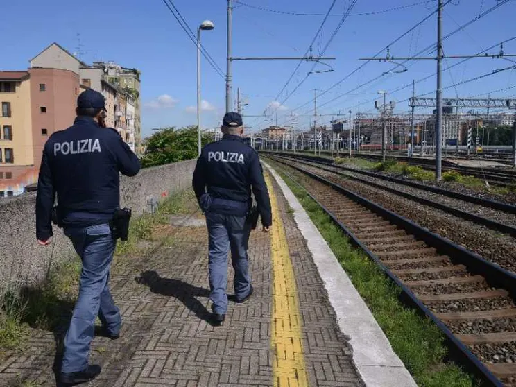 Un'altra aggressione alla polizia. L'agente spara per difendersi