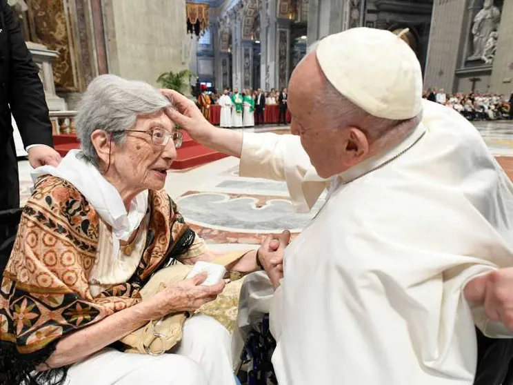 Il Papa: «Evitare solitudine e contrapposizione con i giovani»