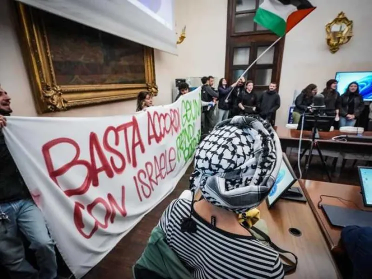 Mattarella contestato: «Non sono nella torre d’avorio». Offese dai collettivi