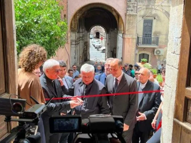 Catania, apre la lavanderia di papa Francesco