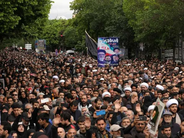In migliaia a Tabriz per l'addio a Raisi