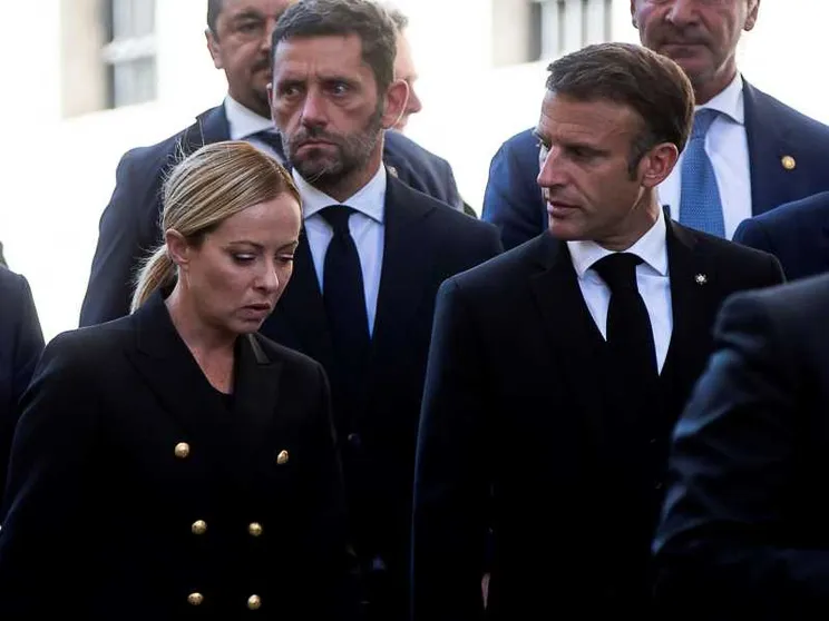 Meloni altolà alla Nato e a Macron: serve prudenza
