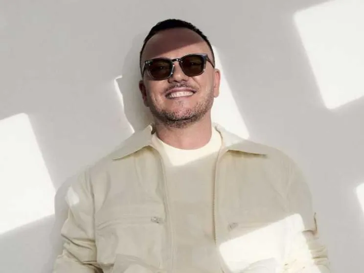 Gigi D'Alessio canta l'orgoglio napoletano