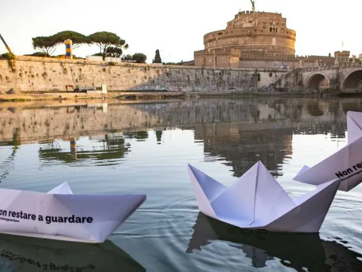 Barche di carta nelle fontane di Roma: «No alla criminalizzazione delle ong»