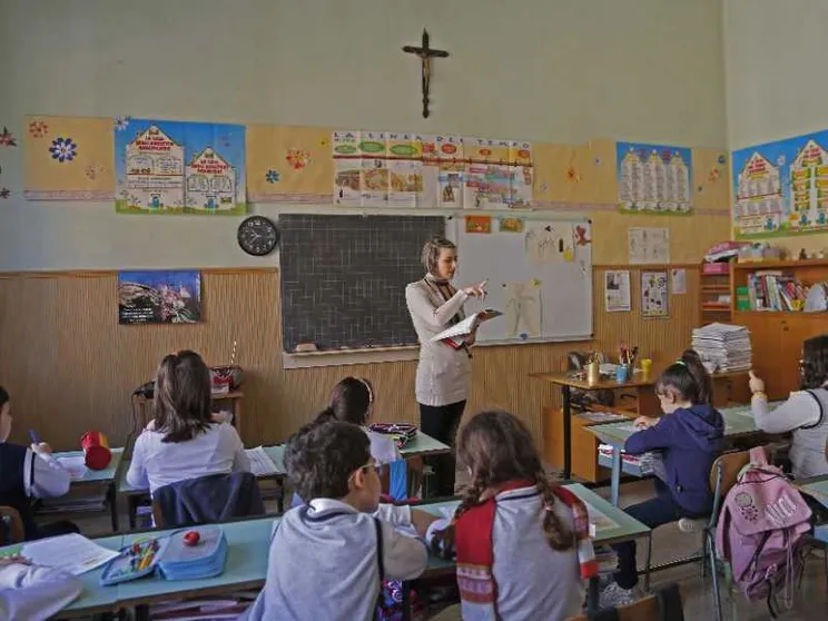 Tagliati 12 milioni alle scuole paritarie: «Così chiudiamo»
