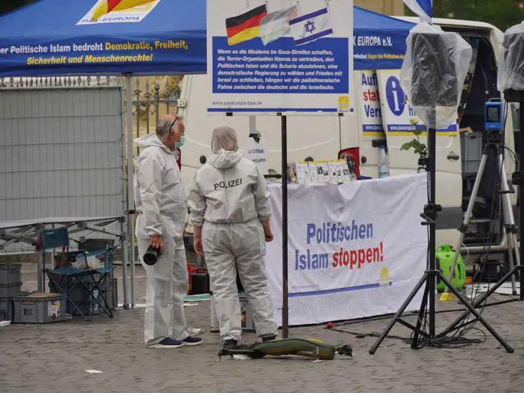 Un uomo ha accoltellato i partecipanti a un raduno anti-islam