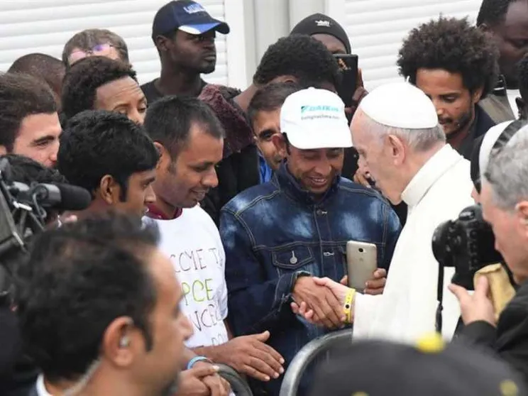 La preghiera del Papa per i migranti: «Siamo la Tua Chiesa pellegrina»