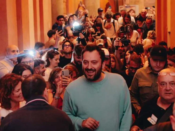 "Luci a San Luca", Bologna in cammino sotto i suoi portici con Cremonini