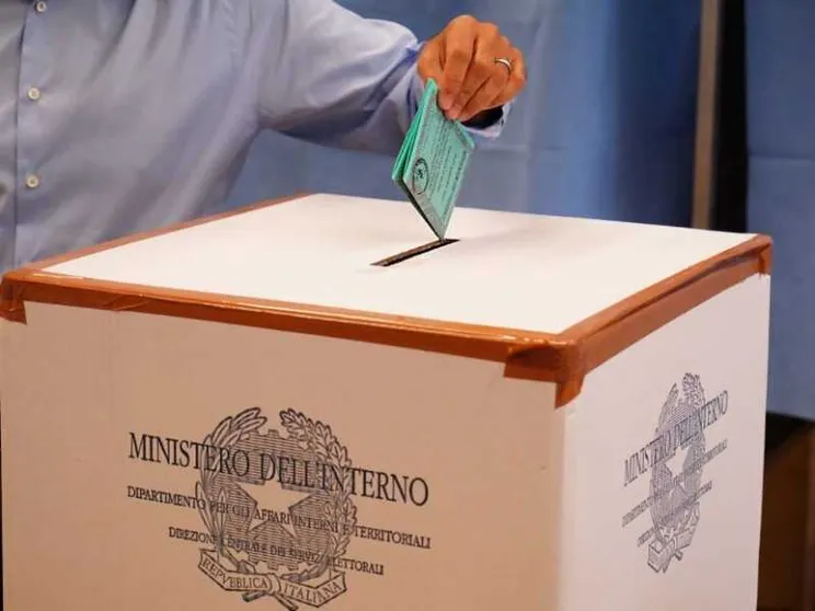 Bari e Firenze verso il ballottaggio, a Cagliari avanti il campo largo