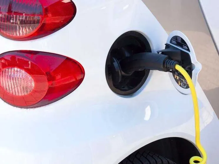 L'Ue aumenta i dazi sulle auto elettriche cinesi