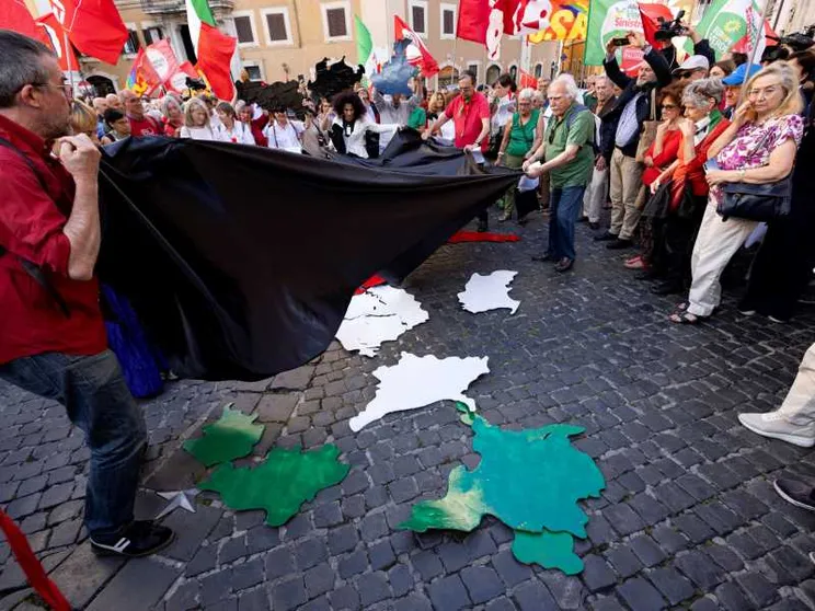 Opposizioni in piazza. Rissa, sospesi 11 deputati. X Mas, bufera su Crippa