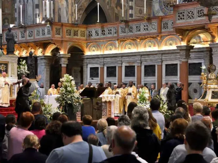 Da tutto il mondo a Padova per sant'Antonio: «Per noi è un amico»